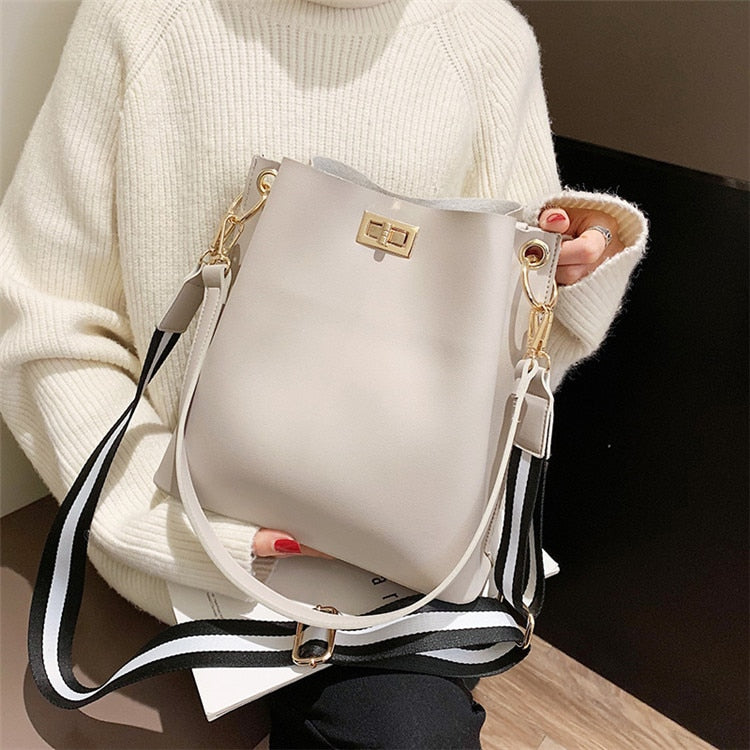 HISUELY Hot Sale New Women PU Leather Handbags Fashion Designer Black Bucket Vintage Shoulder Bags Messenger Bag High Quality
