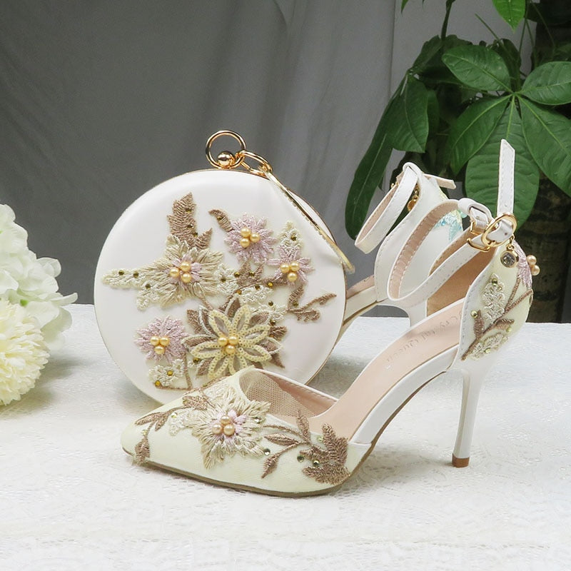 2020 New White Lace Flower wedding shoes with matching bags High heels Pointed Toe Ankle Strap Ladies Party shoe and bag set