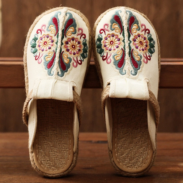 Veowalk Women Casual Linen Handmade Embroidery Mules Flat Slippers Retro Vegan Summer Ladies Canvas Comfortable Espadrille Shoes