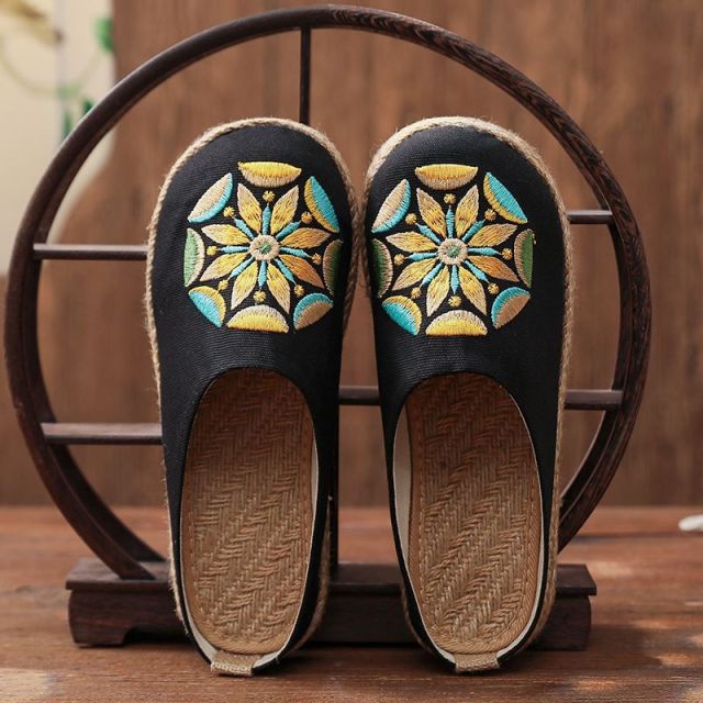 Veowalk Women Casual Linen Handmade Embroidery Mules Flat Slippers Retro Vegan Summer Ladies Canvas Comfortable Espadrille Shoes