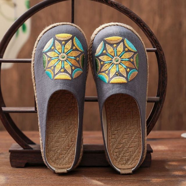 Veowalk Women Casual Linen Handmade Embroidery Mules Flat Slippers Retro Vegan Summer Ladies Canvas Comfortable Espadrille Shoes