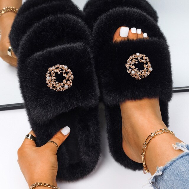 Women Flip Flops Pearl Wreath Fluffy Indoor Slippers Platform Fur Sandals Designer Faux Fur Slides Ladies Winter Casual Shoes