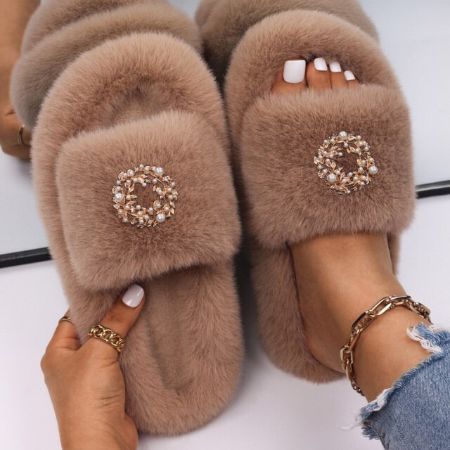 Women Flip Flops Pearl Wreath Fluffy Indoor Slippers Platform Fur Sandals Designer Faux Fur Slides Ladies Winter Casual Shoes